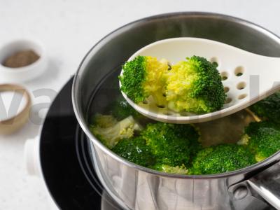 Omletas su brokoliais keptuvėje Žingsnis 1