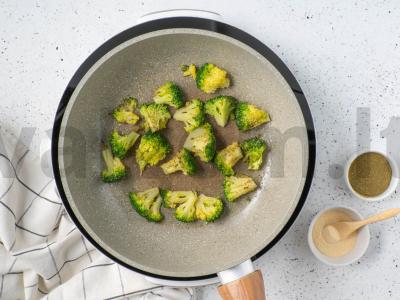 Omletas su brokoliais keptuvėje Žingsnis 3