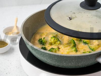 Omletas su brokoliais keptuvėje Žingsnis 4