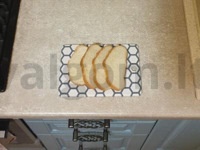 Kiaušiniuose kepti skrudinti duonos gabaliukai su mėsos ritinėliu Žingsnis 1