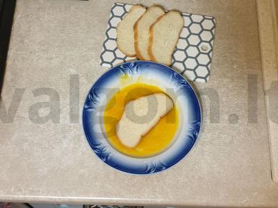 Kiaušiniuose kepti skrudinti duonos gabaliukai su mėsos ritinėliu Žingsnis 2