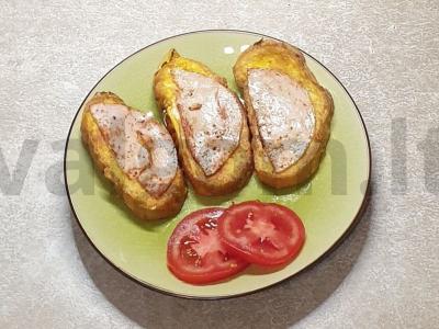 Kiaušiniuose kepti skrudinti duonos gabaliukai su mėsos ritinėliu pagrindine nuotrauka