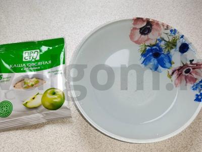 Bananų-avižų pusryčiai su obuoliu ir mėlynėmis Žingsnis 1