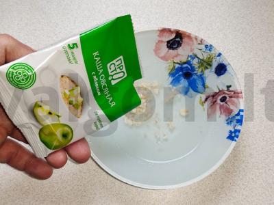 Bananų-avižų pusryčiai su obuoliu ir mėlynėmis Žingsnis 2