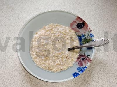 Bananų-avižų pusryčiai su obuoliu ir mėlynėmis Žingsnis 3