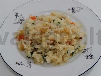 Vegetariškas ryžiai su daržovėmis ir razinomis pagrindine nuotrauka