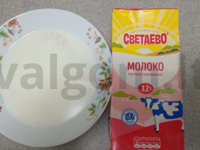 Pieninė ryžių košė su kokosų aliejumi, džiovintomis spanguolėmis, kiviais, graikiniais riešutais ir medumi Žingsnis 2