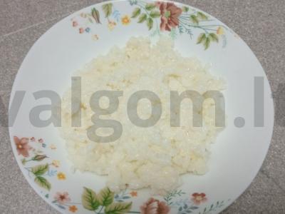 Pieninė ryžių košė su kokosų aliejumi, džiovintomis spanguolėmis, kiviais, graikiniais riešutais ir medumi Žingsnis 3