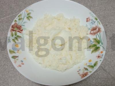 Pieninė ryžių košė su kokosų aliejumi, džiovintomis spanguolėmis, kiviais, graikiniais riešutais ir medumi Žingsnis 4