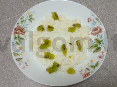 Pieninė ryžių košė su kokosų aliejumi, džiovintomis spanguolėmis, kiviais, graikiniais riešutais ir medumi Žingsnis 5