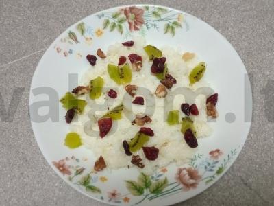 Pieninė ryžių košė su kokosų aliejumi, džiovintomis spanguolėmis, kiviais, graikiniais riešutais ir medumi Žingsnis 7