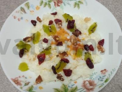 Pieninė ryžių košė su kokosų aliejumi, džiovintomis spanguolėmis, kiviais, graikiniais riešutais ir medumi pagrindine nuotrauka