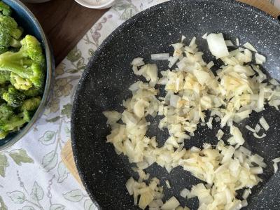 Sūrio sriuba su brokoliais ir čiabatos skrebučiais Žingsnis 2