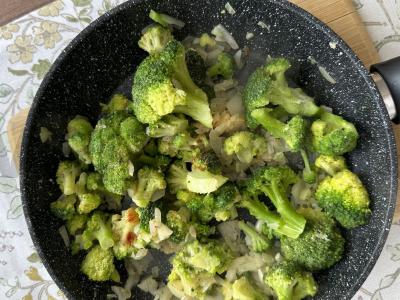 Sūrio sriuba su brokoliais ir čiabatos skrebučiais Žingsnis 3