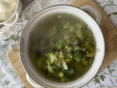 Sūrio sriuba su brokoliais ir čiabatos skrebučiais Žingsnis 4