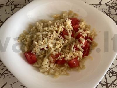 Orzo makaronai su pomidorais ir sūriu pagrindine nuotrauka