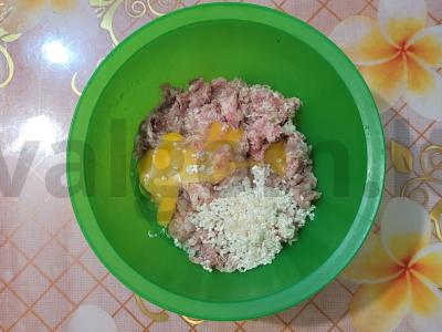 Farfalle su kotletais grietinėlės-tomato padaže Žingsnis 1