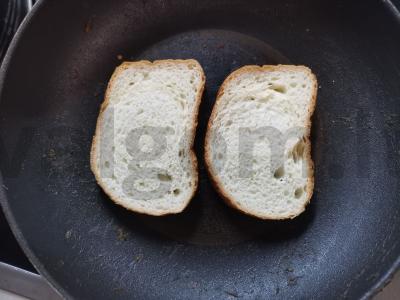 Užkandžių sumuštiniai su rūkytomis šoninėmis, ridikėliais ir svogūnais Žingsnis 1