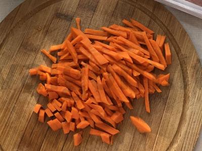 Kalakutienos kotletai, troškinti daržovėse Žingsnis 1