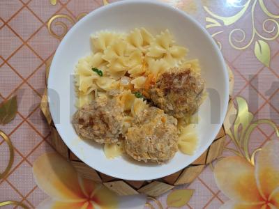 Farfalle su kotletais grietinėlės-tomato padaže pagrindine nuotrauka