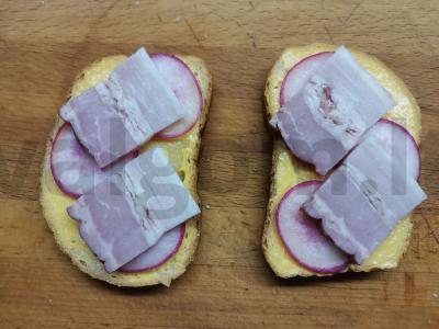 Užkandžių sumuštiniai su rūkytomis šoninėmis, ridikėliais ir svogūnais Žingsnis 4