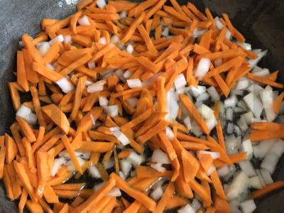 Kalakutienos kotletai, troškinti daržovėse Žingsnis 6