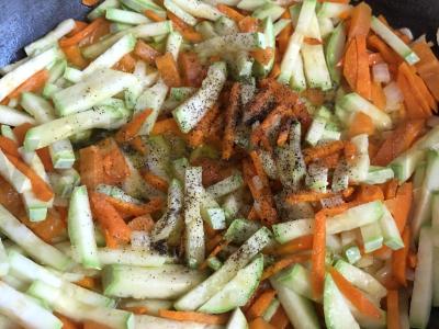 Kalakutienos kotletai, troškinti daržovėse Žingsnis 7