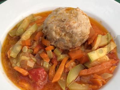 Kalakutienos kotletai, troškinti daržovėse pagrindine nuotrauka