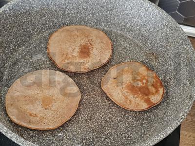 Kakavų ir cukraus pudros blynai Žingsnis 5