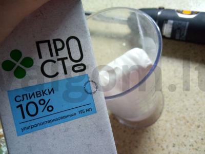 Varškės desertas su grietinėlėmis, uogiene ir lazdyno riešutais Žingsnis 1