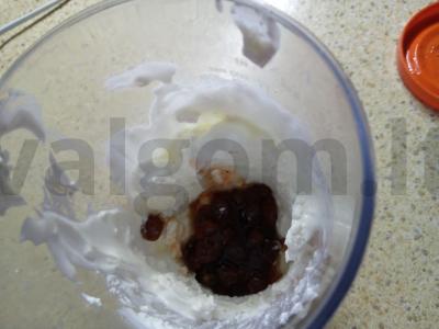 Varškės desertas su grietinėlėmis, uogiene ir lazdyno riešutais Žingsnis 2