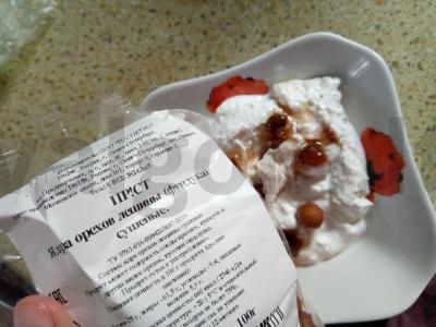 Varškės desertas su grietinėlėmis, uogiene ir lazdyno riešutais Žingsnis 3