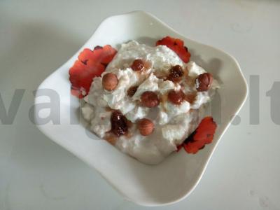 Varškės desertas su grietinėlėmis, uogiene ir lazdyno riešutais pagrindine nuotrauka