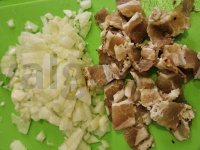 Makaronai su bekonu ir svogūnais Žingsnis 1