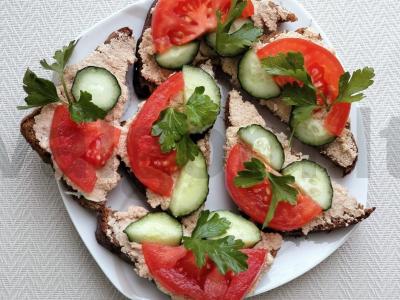 Švelnūs sumuštiniai su menkių ikrais ir daržovėmis pagrindine nuotrauka