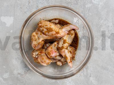 Vištienos sparneliai medaus-garstyčių padaže orkaitėje Žingsnis 2