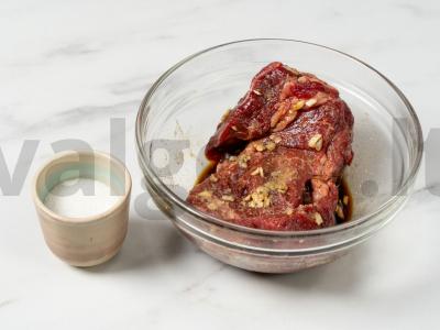 Jautienos salotos su agurkais ir žolelėmis Žingsnis 1