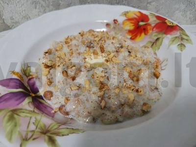 Sotūs grūdų košė su razinomis ir riešutais pagrindine nuotrauka