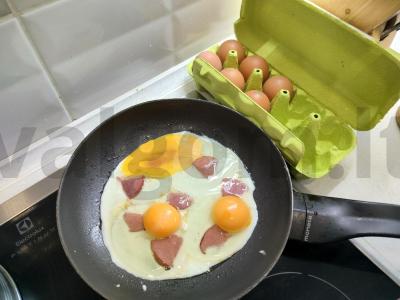 Kiaušinienė su kepta dešra ir sūriu Žingsnis 3