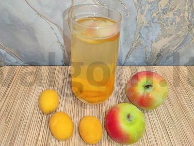 Gaivus abrikosų ir obuolių kompotas pagrindine nuotrauka