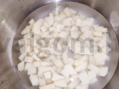 Vaikų sriuba su pieno dešrelėmis Žingsnis 1