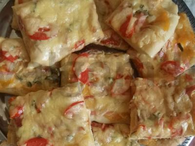 Namų pica su dešra, daržovėmis ir sūriu pagrindine nuotrauka