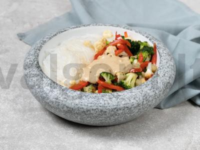 Veganiški ryžių makaronai su daržovėmis ir humusu pagrindine nuotrauka