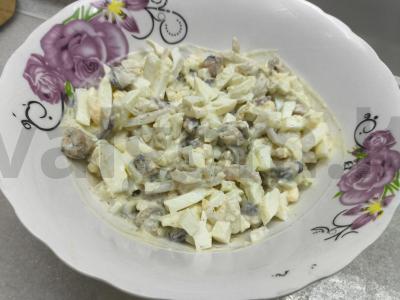 Salotos su kiaušiniu ir jūros gėrybėmis pagrindine nuotrauka