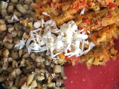 Baklažanų ikra su česnaku, pomidoru ir čili Žingsnis 4