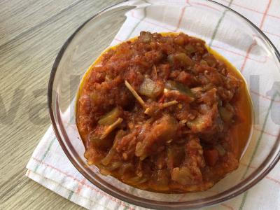 Baklažanų ikra su česnaku, pomidoru ir čili pagrindine nuotrauka