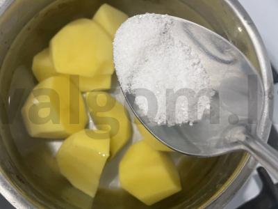 Sukrėsta bulvė „Rebrinka“ Žingsnis 2