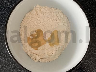 Čeburekai su mineraliniu vandeniu, sūriu ir pipirais Žingsnis 1