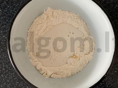 Čeburekai su mineraliniu vandeniu, sūriu ir pipirais Žingsnis 2