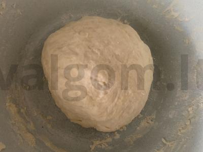 Čeburekai su mineraliniu vandeniu, sūriu ir pipirais Žingsnis 3